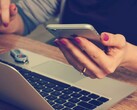 Un utente del telefono che legge lo schermo (Fonte immagine: Firmbee/Unsplash)