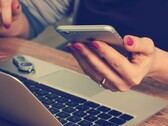 Un utente del telefono che legge lo schermo (Fonte immagine: Firmbee/Unsplash)