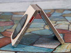 Flip 5G: smartphone pieghevole ora disponibile con uno sconto. (Immagine: Notebookcheck)