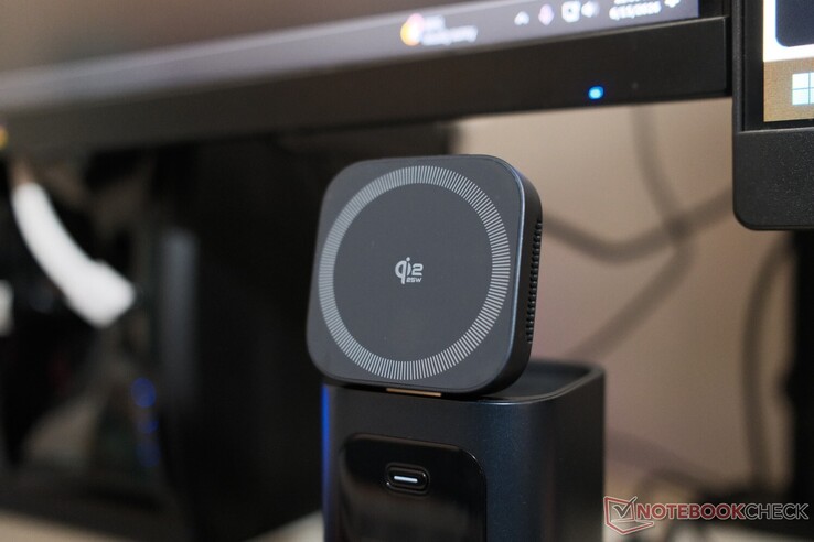 L'RD1 Pro è dotato di un pad di ricarica wireless Qi 2.2, che si apre per consentire di posizionare il telefono in modo più accessibile sulla scrivania.