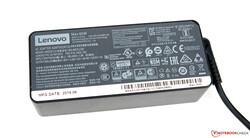 Lenovo include un alimentatore da 65 W nella confezione.