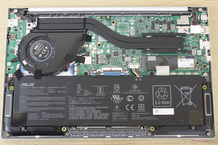 Scheda madre Asus VivoBook S13 S333JA. Il pannello inferiore è fissato da 9 viti T5 Torx