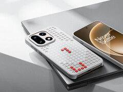 Queste custodie permetteranno al OnePlus 15 di lavorare con accessori magnetici. Nella foto: la custodia con foro magnetico. (Fonte: OnePlus)