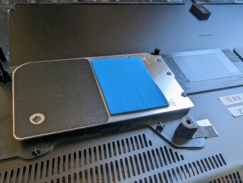 Diffusore di calore dedicato per le due unità SSD. Le prestazioni dell'unità SSD continuerebbero comunque a essere inferiori nei nostri test