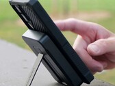 Un supporto in alluminio nel power bank Rokform MagSafe da 10.000 mAh tiene in piedi il telefono collegato per un utilizzo a mani libere. (Fonte: Rokform)