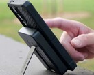 Un supporto in alluminio nel power bank Rokform MagSafe da 10.000 mAh tiene in piedi il telefono collegato per un utilizzo a mani libere. (Fonte: Rokform)