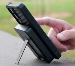 Un supporto in alluminio nel power bank Rokform MagSafe da 10.000 mAh tiene in piedi il telefono collegato per un utilizzo a mani libere. (Fonte: Rokform)