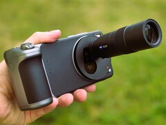 Il Vivo X200 Ultra con accessori per la fotocamera in recensione. (Fonte: Marcus Herbrich)