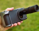 Il Vivo X200 Ultra con accessori per la fotocamera in recensione. (Fonte: Marcus Herbrich)