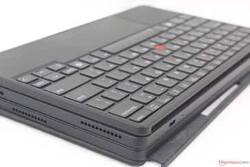 La tastiera separata e la kickstand si attaccano magneticamente a entrambi i lati del tablet quando è chiuso