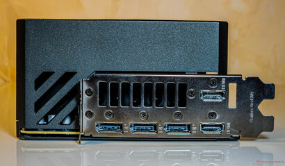 Porte: 2x DisplayPort 2.1b-out, 2x HDMI 2.1b-out