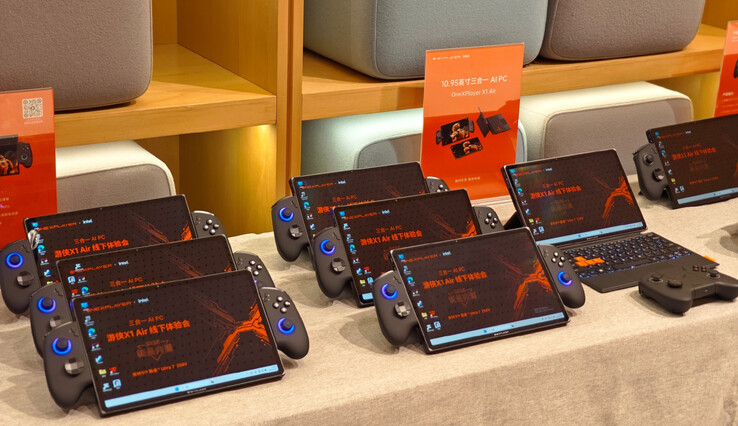 Il OneXPlayer X1 Air in due dei suoi tre stati. (Fonte: One-Netbook)