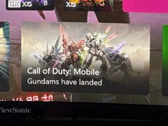 Uno screenshot della dashboard Xbox che mostra un annuncio di Call of Duty: Mobile con mech Gundam e la didascalia 