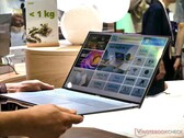 L'Acer Swift Air 16 pesa 2,2 libbre e può essere tenuto con una sola mano (fonte: Notebookcheck)