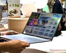L'Acer Swift Air 16 pesa 2,2 libbre e può essere tenuto con una sola mano (fonte: Notebookcheck)