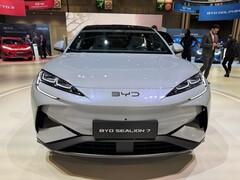 BYD Sealion 7. BYD lancia il podcast Charge Up Australia, condotto da un popolare ambientalista, per sfatare i miti sui veicoli elettrici (Fonte: Top ELectric SUV)