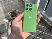 La variante verde dell'Edge 60 ha una finitura in finta pelle. La variante blu assomiglia più ad un rivestimento in tessuto. (Fonte: Maniel Masiero/Notebookcheck)