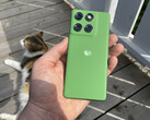 La variante verde dell'Edge 60 ha una finitura in finta pelle. La variante blu assomiglia più ad un rivestimento in tessuto. (Fonte: Maniel Masiero/Notebookcheck)