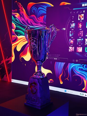 Il vincitore dell'evento eSport di WoW riceve il trofeo della MSI Gaming Arena