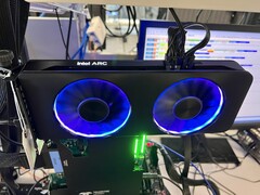 Un prototipo di Intel Arc A770 in fase di test nei laboratori Intel (immagine via Raja Koduri su Twitter)