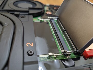 Due slot SODIMM accessibili sotto il coperchio inferiore