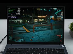 Computer portatile AIM Max+ che esegue Cyberpunk 2077 su GPU Radeon 8060S integrata, mostrando la sovrapposizione del gioco con il TDP e la temperatura della CPU. (Fonte immagine: ETA PRIME su YouTube)