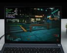 Computer portatile AIM Max+ che esegue Cyberpunk 2077 su GPU Radeon 8060S integrata, mostrando la sovrapposizione del gioco con il TDP e la temperatura della CPU. (Fonte immagine: ETA PRIME su YouTube)