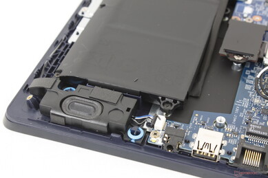 Altoparlanti stereo (2x 2 W) vicino agli angoli anteriori
