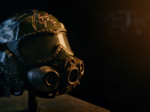 Primo piano della replica dell'elmetto Spartan della Collector's Edition di Metro 2039, con visiera scura, elementi integrati di una maschera antigas e dettagli segnati dalla battaglia.