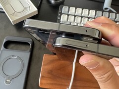 Pixel 10 Pro XL con slot SIM inviato al cliente statunitense dopo l'RMA. (Fonte immagine: crocsnosockz su Reddit)