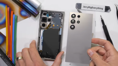 Il Galaxy S24 Ultra mid-teardown. (Fonte: JerryRigEverything via YouTube)