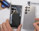 Il Galaxy S24 Ultra mid-teardown. (Fonte: JerryRigEverything via YouTube)