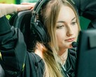 Uno streamer che indossa cuffie da gioco dotate di microfono a braccio davanti a uno schermo durante una trasmissione in diretta