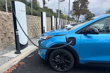 2027 Chevy Bolt EV presso un Supercharger Tesla. (fonte: GM Authority)