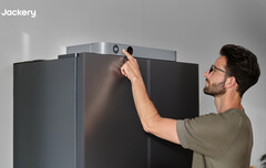 Il Jackery FridgeGuard è dotato di un piccolo schermo LCD