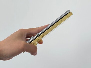 Infinix Hot 60 Pro+ vs iPhone 14. (Fonte immagine: UniverseIce su X)