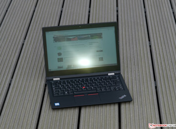 Utilizzo del ThinkPad Lenovo ThinkPad L390 Yoga all'esterno sotto la luce diretta del sole.
