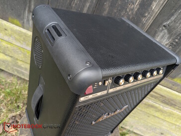 Pelle PU sulla parte superiore e sui lati, bordi rinforzati e maniglia per il trasporto