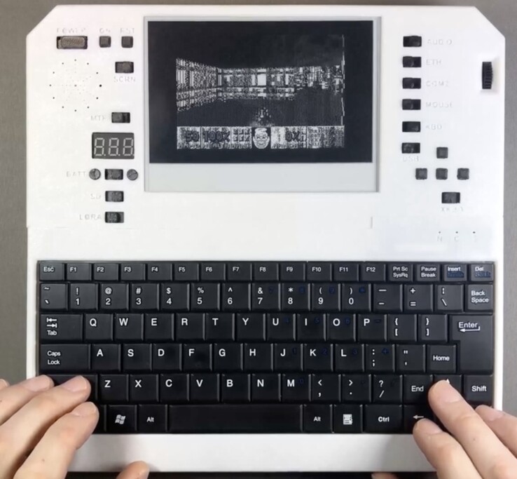 Il PC Evertop può eseguire Doom, Wolfenstein 3D, Minesweeper e altro ancora. (Fonte immagine: ericjenott via Github)