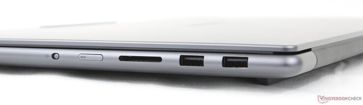 A destra: Interruttore di spegnimento della fotocamera, pulsante di accensione, lettore di schede SD, 2x USB-A (10 Gbps)