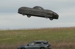 Una schermata mostra la Model A elettrica di Alef Aeronautics che si libra sopra un&#039;altra auto (fonte: NBC News su YouTube)