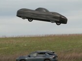 Una schermata mostra la Model A elettrica di Alef Aeronautics che si libra sopra un'altra auto (fonte: NBC News su YouTube)