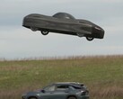Una schermata mostra la Model A elettrica di Alef Aeronautics che si libra sopra un'altra auto (fonte: NBC News su YouTube)