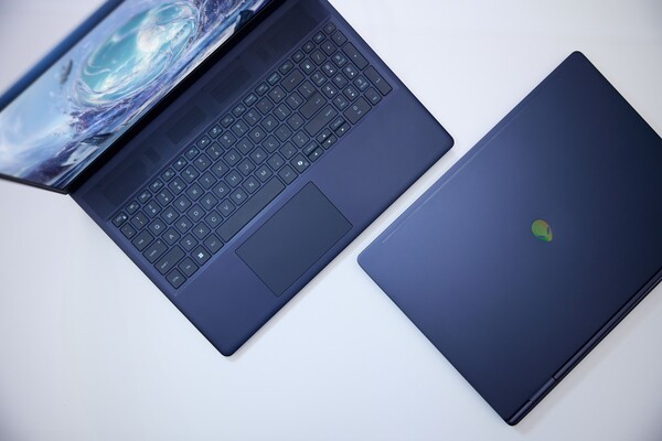 Alienware 16X Aurora ha un coperchio e un fondo in alluminio anodizzato con supporto per l'apertura con una sola mano.