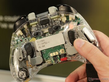 La batteria dovrebbe essere sostituibile, ma per farlo è necessario svitare il controller.