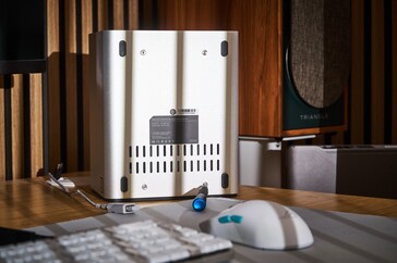 Per sostituire gli SSD M.2, è necessario allentare quattro viti.