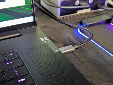 L'adattatore AC proprietario da 330 W è ancora necessario quando si gioca, poiché la ricarica USB-C è limitata a 100 W