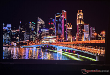 Nebula X1 Pro in una stanza buia...