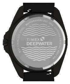 Primo piano del fondello del Timex Deepwater Arctic 200, caratterizzato dal logo Deepwater e da un motivo a onde.