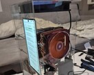 L'assurda modifica che ha comportato l'installazione di due dissipatori per PC sulla scheda madre di un Nubia Z70 Ultra.